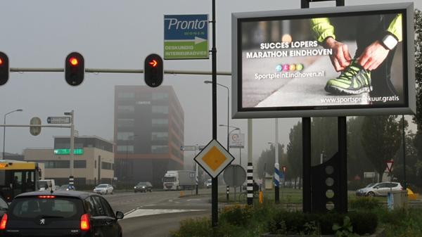 @spleineindhoven wenst deelnemers Marathon Eindhoven succes op 7m2 Ledscherm Meubelboulevard Eindhoven Ekkersrijt