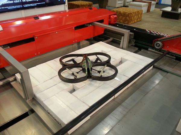 Nedpack's tweet photo. Dag 2 op de #macropak is begonnen;bezoek onze stand voor meer info over #palletiseren , #drone , #koffie http://t.co/cHA1IWpJ0D