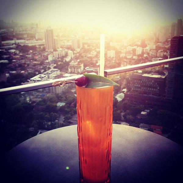 MarriottBKK's tweet photo. Lets have a 'Shining Sun' tonight at @OctaveBKK #ladiesnight #octavemarriott #rooftop #skybar #cocktails #octavebkk http://t.co/e7IackPjtL