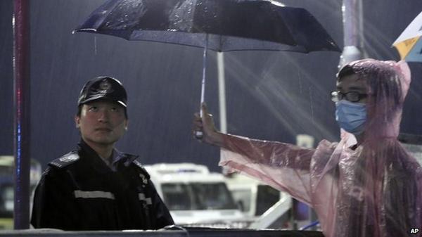 ProfRayWills's tweet photo. Things u would only see in a Hong Kong protest
#OccupyHK #UmbrellaRevolution
#WontSeeThat #G20
http://t.co/5vKdLGEXiU http://t.co/CN2oq1fSgd