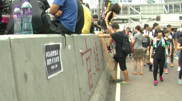 HongKongProtest's tweet photo. People stationed at ladders &amp; 'stairs' to help others across midsection #occupyhk #occupycentral #HongKongProtests http://t.co/jD50CHTcEe