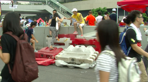 HongKongProtest's tweet photo. People stationed at ladders &amp; 'stairs' to help others across midsection #occupyhk #occupycentral #HongKongProtests http://t.co/jD50CHTcEe