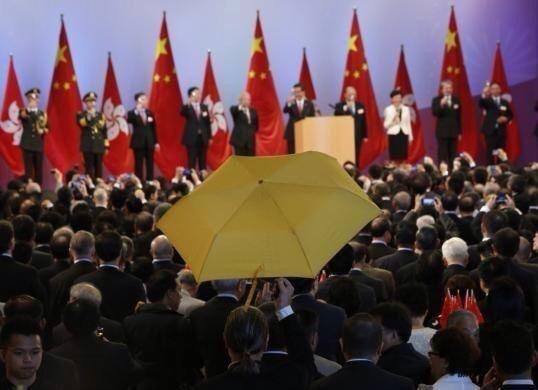 HongKongProtest's tweet photo. A man protests with a yellow umbrella at the Hong Kong National Day ceremony. #OccupyCentral #OccupyHK http://t.co/z2jq7t9UIS