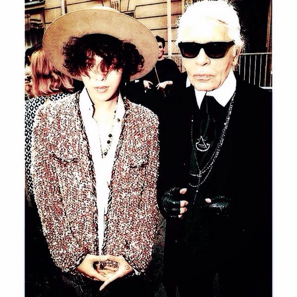 [2014/10/01] INSTAGRAM/TWITTER - G-DRAGON POSTE UNE PHOTO AVEC KARL LAGERFELD ET UNE AUTRE PHOTO  By2WqzgCEAAb01h