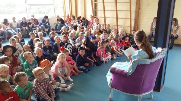 markenburg's tweet image. Alle aandacht voor het verhaal van juf Mariėlle tijdens de opening van de #kinderboekenweek2014
