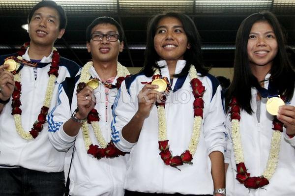 Hendra, Ahsan, Nitya dan Greysia dengan medali emasnya :)) #AsianGames2014