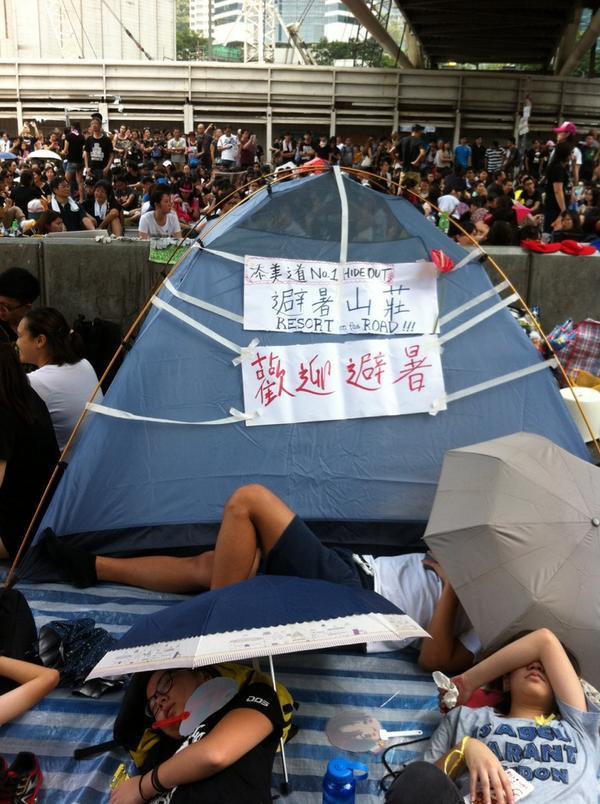 HongKongProtest's tweet photo. Even the protesters have their own resort! #OccupyCentral #HongKong http://t.co/yxD48GUf8W