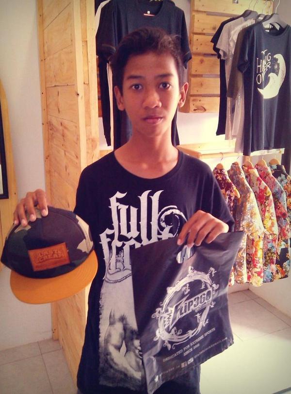 complete,maturnuwon hehe "<a href="/trickiesstore/">TRICKIES</a>: thanx bro Rifki makin garang dehh pake snapbacknya <a href="/LastScreamCloth/">Last Scream.cloth</a> "