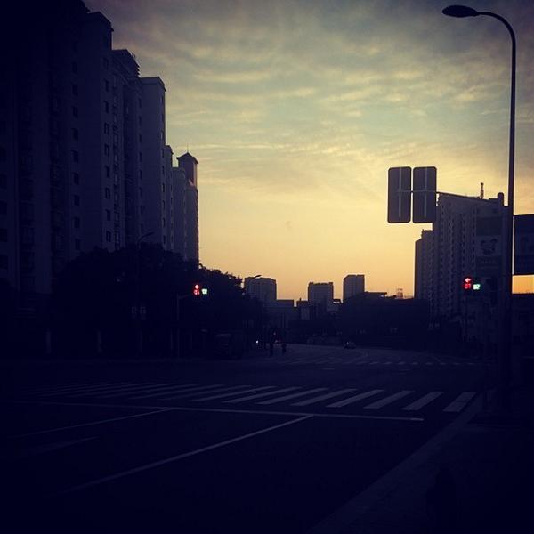 DixReves's tweet photo. A silhouette of this city. http://t.co/eOyE2PC3RP http://t.co/vAcHWCKJfa