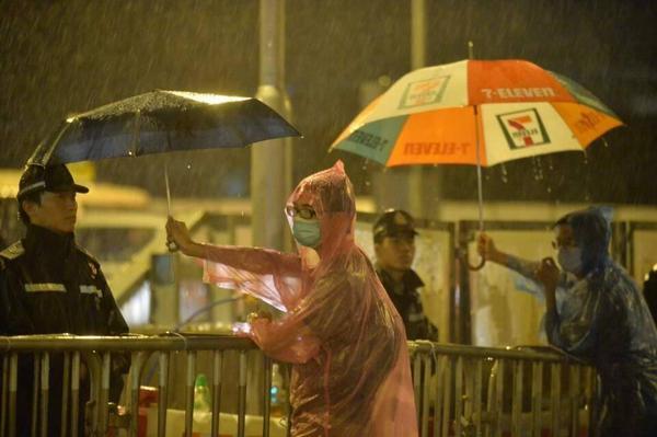 GabbbarSingh's tweet photo. Such grace in chaos! Wow, Scenes from Hong Kong: http://t.co/caeNObNOEw