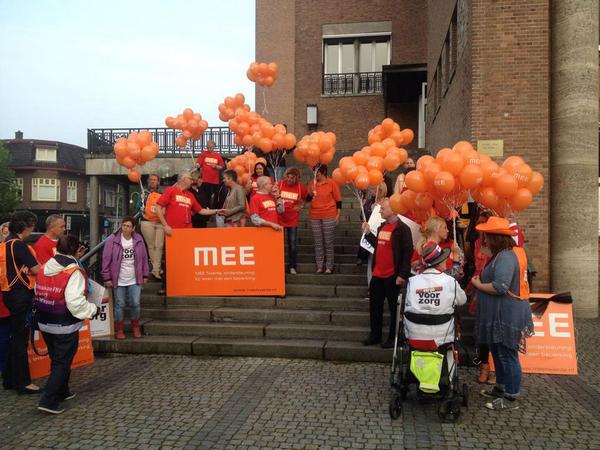 Vanochtend manifest en ons naambord aan staatssecretaris <a href="/mjrijn/">Martin van Rijn</a> aangeboden. Hier de inhoud bit.ly/meemanifest