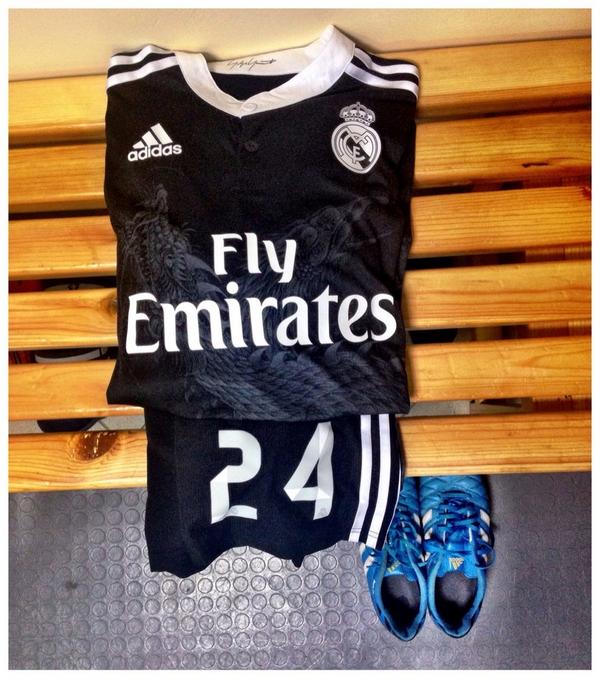 illarra4's tweet photo. Ya están mis armas preparadas para la batalla de esta noche.HALA MADRID!!!! #wearitorfearit @adidas_ES http://t.co/N3wWfHtsts