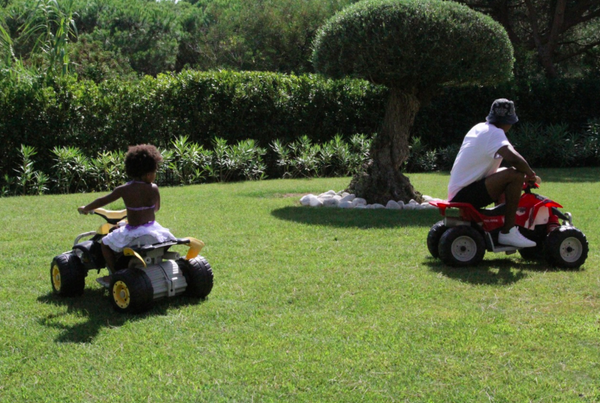B_Hive_Tweet's tweet photo. While Kim K is taking her BABY everywhere at the fashion week, the Carters are taking care of Blue Ivy normally 🙌👑👑👑 http://t.co/0SarMGJeq6