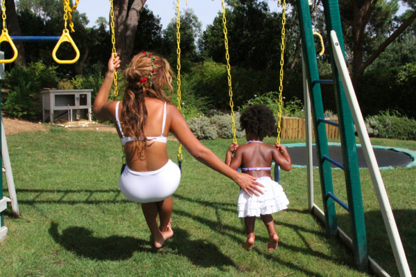B_Hive_Tweet's tweet photo. While Kim K is taking her BABY everywhere at the fashion week, the Carters are taking care of Blue Ivy normally 🙌👑👑👑 http://t.co/0SarMGJeq6