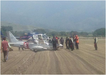 Jacobo_Vidarte's tweet photo. #Carabobo: Helicóptero de la Gobernación de #Aragua aterrizado en el sitio de la DETRESFA. FOTO --> http://t.co/hwye64jPmD