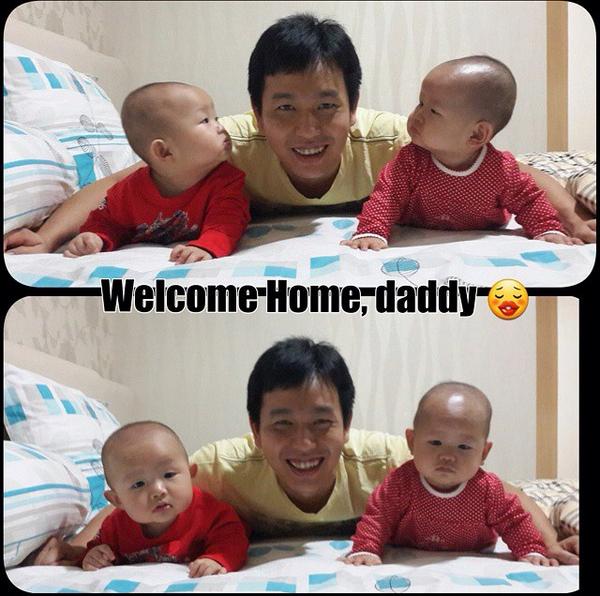 Ada yang disambut nih sama dua anaknya 😉