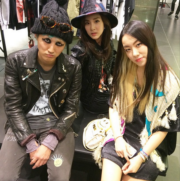 Demigod2NE3's tweet photo. ""#WeAreAllKoreanPeople @boontheshop_men @___xin___"http://t.co/xtkmGvzDrU http://t.co/HOoSrbkRPO"

ALL KOREAN PEOPLE???