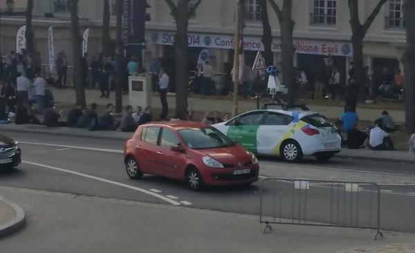 Issa_el_fransi's tweet photo. La #Google_car passe devant la conférence #SIG2014 d'Esri...
:) http://t.co/8HGfqq2Sg5