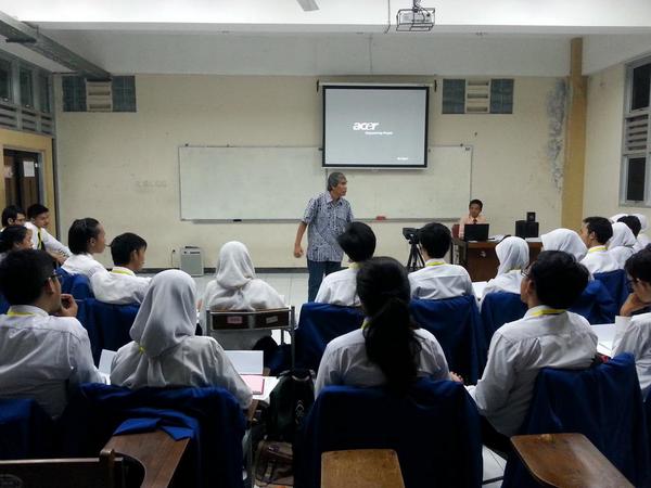 Sedang berlangsung PP LKMM FTSP 2014. Materi pertama Hakekat Belajar oleh Pak Indrajaya