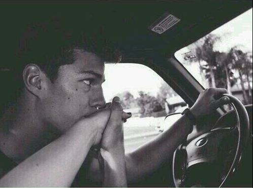 ShitBitchesL's tweet photo. If he does this while driving… http://t.co/jUdSODOfbv