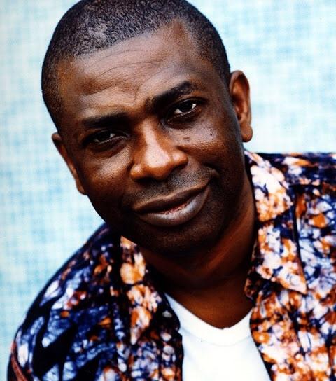 Hoy esta cumpliendo 55 años el cantante senegalés Youssou NDour ¡Happy Birthday! 