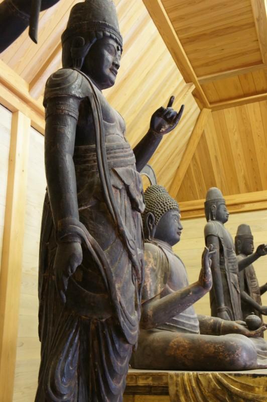 butsuzolink's tweet image. 【仏ログ】<島根県松江市美保関町・仏谷寺>】薬師 菩薩×4 出雲様式と呼ばれ出雲で最も古い像。虚空蔵菩薩が造形が最も優れ他日光月光及び聖観音はプリミティブ。隠岐流罪人の風待ち寺とされていたそうです。 https://t.co/g356ujr3ot