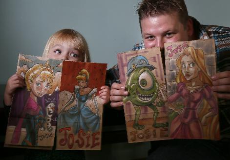 The_Big_Draw's tweet photo. Dad draws on his kids' lunchbags http://t.co/tVUiEhZQso #art http://t.co/cgONKF6EIF