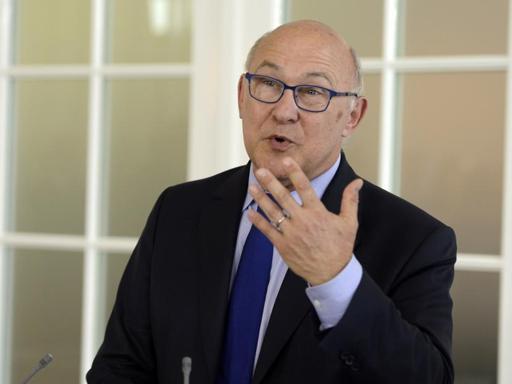 Corriere's tweet image. Parigi si ribella alla Ue:  «Basta  austerity» Merkel: crisi non è finita, fate i compiti goo.gl/lpXGC3