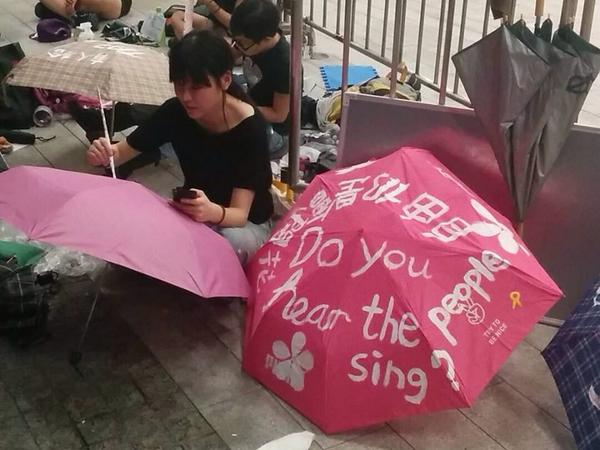 hkdemonow's tweet image. 20:36 LEGCO. Volunteers paint their umbrellas &quot;Do you hear the people sing?&quot; #umhk #HongKong