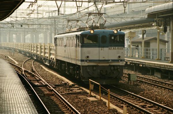 いろはす 過去の写真から さいたま新都心建設で発生する残土輸送を大宮操 熊谷 タ 間で97年 98年の2年間運行しました 運行には 新たに開発された コンテナum12aと専用のコキ104形5000番台が使用されました 97年大宮にて 貨車 Http T Co Ylwsas0mht