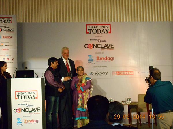 imageskart's tweet photo. Mr. Rajesh Goyal, Founder ImagesKart presenting a momento to Tim Andree-Executive Chairman, Dentsu Aegis Network http://t.co/bhN73gpEwJ