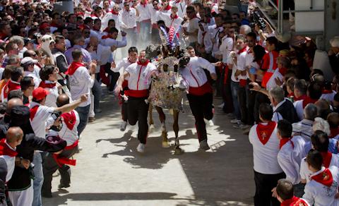 La Fiesta de los caballos del vino, en Caravaca de la Cruz, la mejor fiesta de España 2014 antena3.com/especiales/lis…