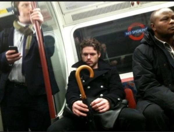 jerocastano's tweet photo. "@Manvee: La vida es así. Un día sos el Rey del Norte. Al otro día salís a buscar laburo en subte. http://t.co/0SMLBVDncK" @agusuballes1