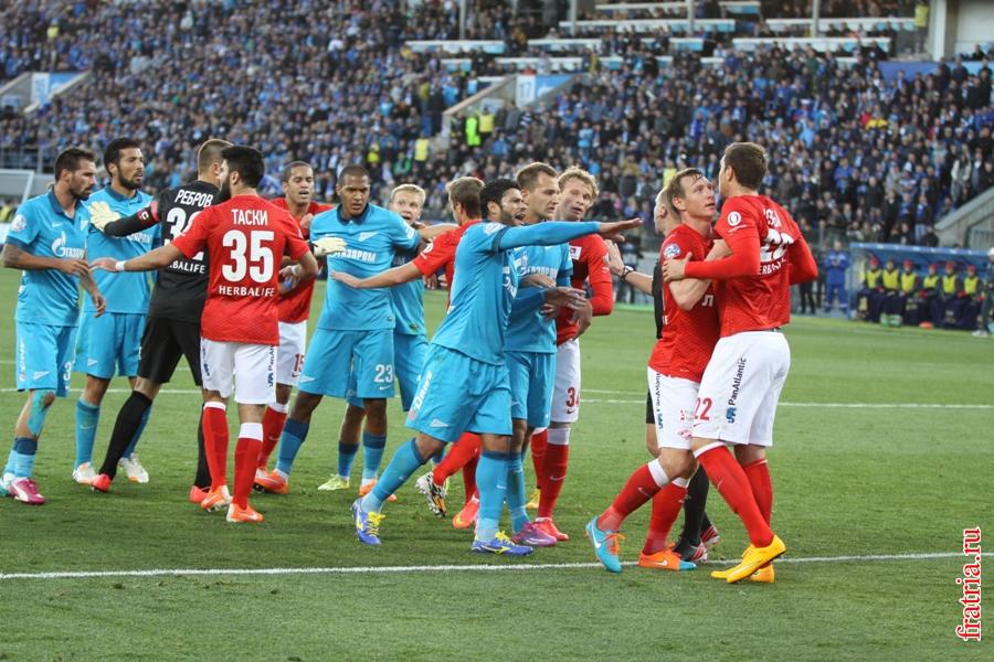 Халк кидает зигу на стадионе