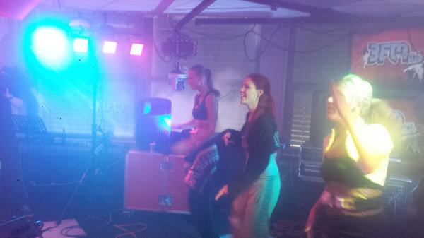 ArnoLeblanc's tweet image. Ondertussen bij ons op kantoor #3fm  #90sRequest