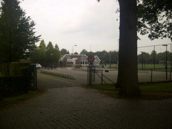 poltwello's tweet photo. #Twello Kerklaan inbraak kleedruimte Voorwaards tussen 14.00/15.00 u. Oproep getuigen ivm verdachte personen/auto http://t.co/ApEx8C9jin