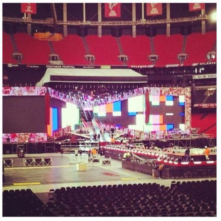 OneDStadiumTour's tweet photo. RT @adambombshow 10 hours &amp; counting @onedirection @5SOS #WWAAtlanta #wwatouratlanta #AtlantaAF #wwatatlanta #wwatour http://t.co/EiBTyZkncm