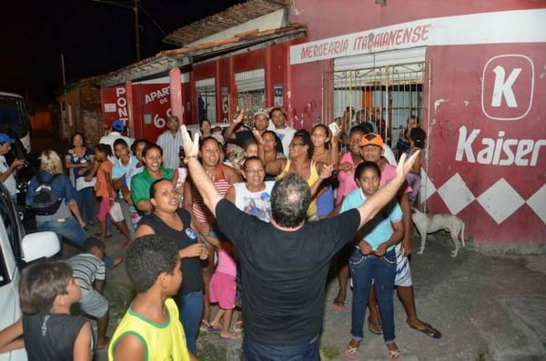 AscomZeFranco's tweet photo. Moradores do Novo Horizonte agradecendo ao @DepZeFranco por trazer o candidato @eduardoamorimse nas comunidade http://t.co/mbqIsVgPLM