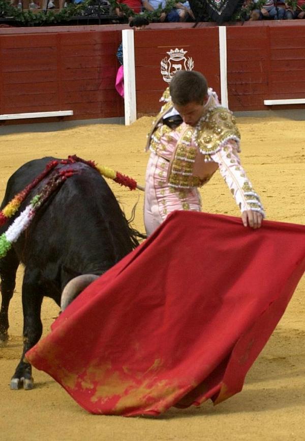Camino de mi sevilla para recojer el premio del capote de paseo de la suerte esta echada lo estreno el sábado bs