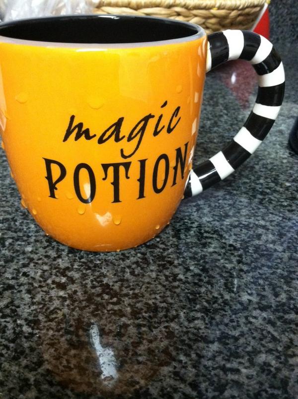 LindseyLee93's tweet photo. {l o l} it's already happening #OctoberObsessed 😆🎃 @ktknight_ http://t.co/SDPXk7vVfc