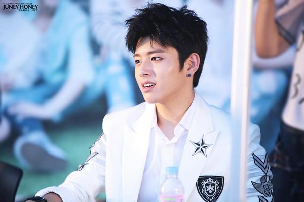 19940421net's tweet photo. 140720 청량리 팬싸인회
(#씨클라운 #강준 @REALKANGJUN )
#cclown #kangjun #cckangjun
11pics UP! 머리부터 발끝까지 너는 뭐 하나 빠지는게 없어 XD http://t.co/v5KXwqKDgS