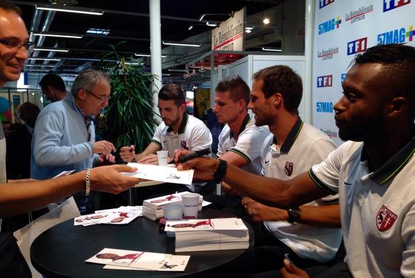 FCMetz's tweet photo. R.Rocchi @Jeremy_Choplin @DoukoureCheick et S.Marchal en pleine séance de dédicaces à la #FIM2014 http://t.co/th5oRYXVJe