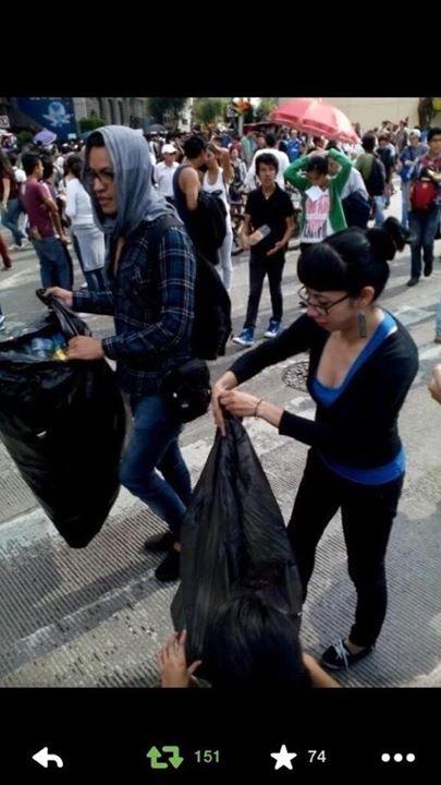 YuririaSierra's tweet photo. Y la marcha del IPN fue tan respetuosa que hasta su basura recogían #Aplausos http://t.co/IXCROgIuA6
