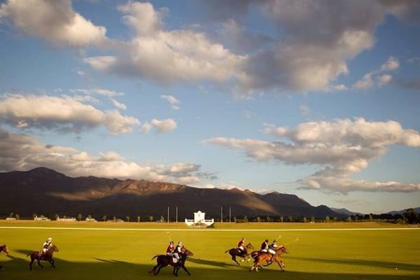 suhanetjie's tweet image. Sal nou n goeie glasie wyn saam die sonsondergang by @valdevieestate kan geniet!! #missthatplace