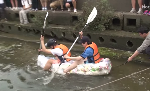 BuzzFeed's tweet photo. Students made a boat out of potato chip packets to prove there’s too much air in them
http://t.co/oWeZXpR0WL http://t.co/JrAo1U8clk