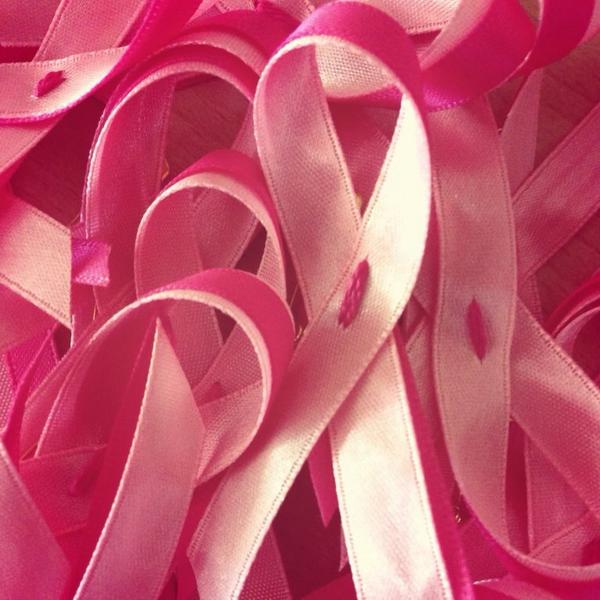 AmigasdeQro's tweet photo. @FerFerSoto Gracias por los listones rosas #OctubreRosa #PrevenciónDetecciónDifusión #cáncerdemama http://t.co/vMGG9cLtGs