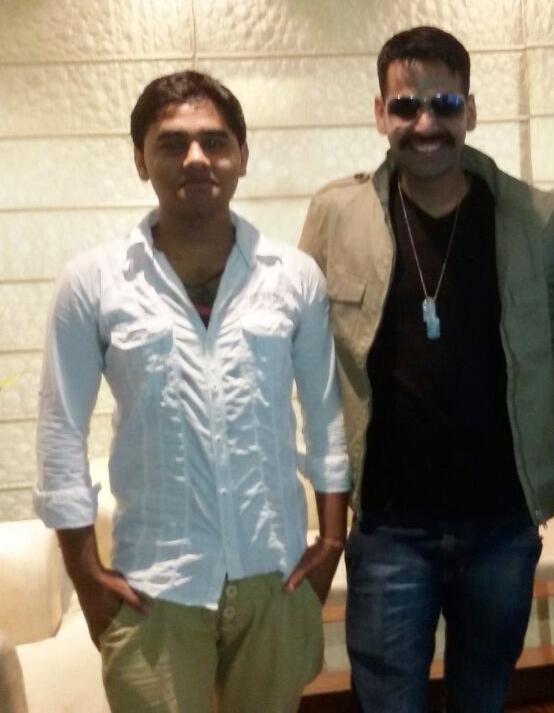 SachinmOfficial's tweet photo. Tonight spend some time With Khiladi kumar like Vikalp mehta....maza a gaya.....#HostShow http://t.co/81hbGP56zx