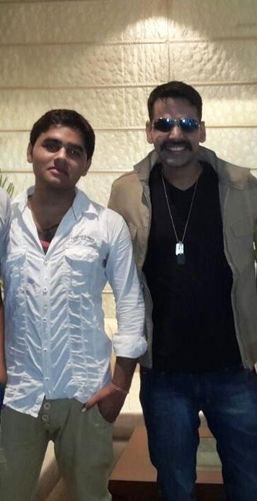 SachinmOfficial's tweet photo. Tonight spend some time With Khiladi kumar like Vikalp mehta....maza a gaya.....#HostShow http://t.co/81hbGP56zx