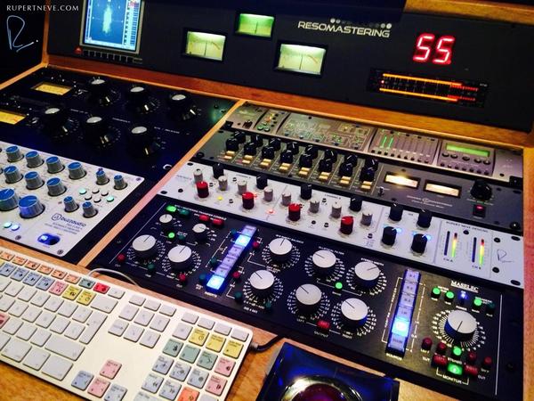 Rupert_Neve's tweet photo. "I have a tube comp, the _____, which is $16K, but your box is something else." #resomastering #portico2 #mbp http://t.co/tBmNgehfUn