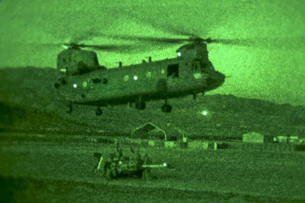 MilitaryTimes's tweet photo. Soldiers hook a M77A2 to a Chinook at FOB Lightning in Afghanistan. See more Frontline Photos: http://t.co/CR4AmVHdtb http://t.co/PYeI2oUKXQ